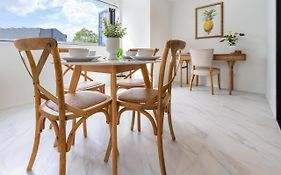Modern Cbd Stay, Parkside And Balcony